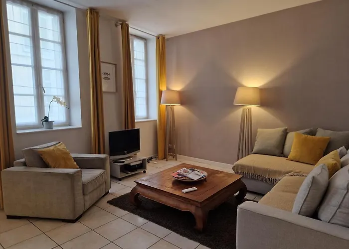 2 Pieces Dans Le Centre Avec Petite Terrasse 3***