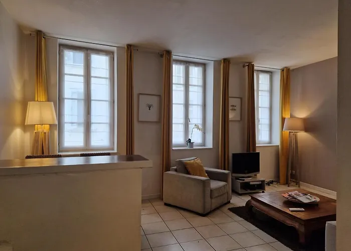 2 pièces dans le centre avec petite terrasse 3***